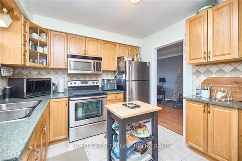 247 ST AUGUSTINE Dr, St. Catharines, ON L2P 3L9