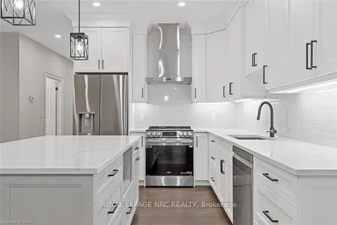 734 CLARENCE St, Port Colborne, ON L3K 0A8