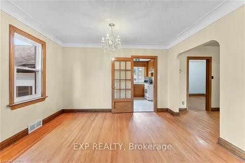 562 BROADWAY St, Welland, ON L3C 5M5