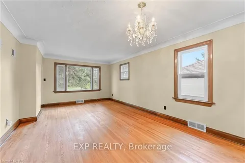 562 BROADWAY St, Welland, ON L3C 5M5