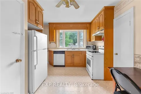 562 BROADWAY St, Welland, ON L3C 5M5