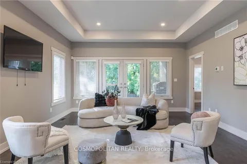 3217 DORCHESTER Rd, Niagara Falls, ON L2J 2Z9