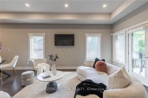 3217 DORCHESTER Rd, Niagara Falls, ON L2J 2Z9