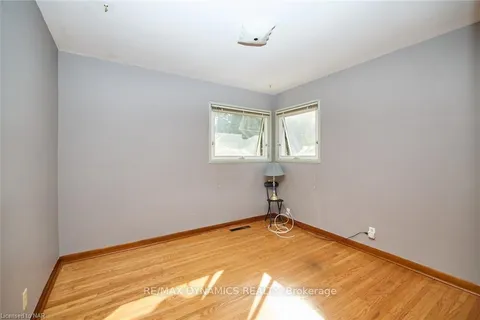 4491 ELMWOOD Ave, Niagara Falls, ON L2E 6H1