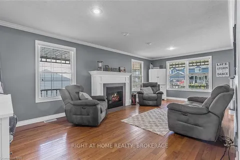 18 TOPHAM Blvd, Welland, ON L3C 7E1