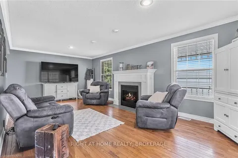 18 TOPHAM Blvd, Welland, ON L3C 7E1