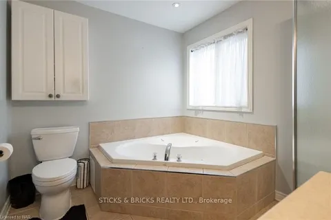 8378 ATACK Crt, Niagara Falls, ON L2H 3N4