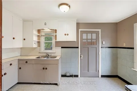 11 1/2 WILLOW St, St. Catharines, ON L2T 1N4