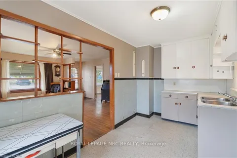 11 1/2 WILLOW St, St. Catharines, ON L2T 1N4