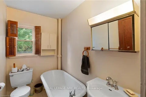 11 1/2 WILLOW St, St. Catharines, ON L2T 1N4