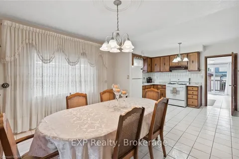 6286 CULP St, Niagara Falls, ON L2G 2C1