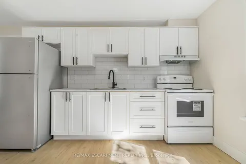 16 Albert St, Welland, ON L3B 4L2