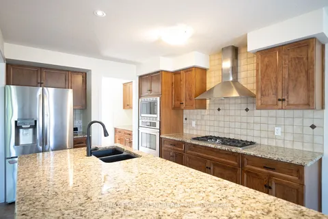 8 Oakes Crt, Guelph, ON N1E 0J6
