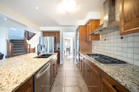 8 Oakes Crt, Guelph, ON N1E 0J6