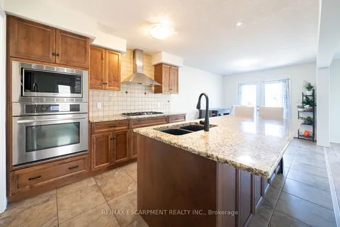 8 Oakes Crt, Guelph, ON N1E 0J6