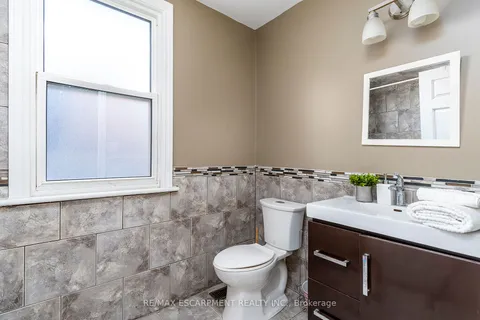 1554 Main St, Hamilton, ON L8K 1E6