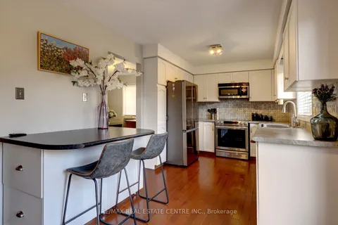 19 POMPANO Crt, Hamilton, ON L8W 3H2