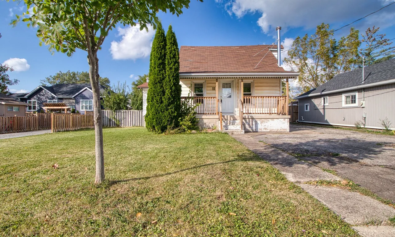 11 Hazel St, St. Catharines, ON L2T 1E2