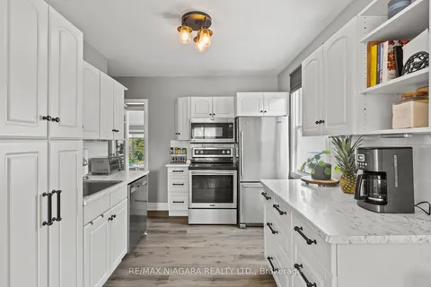 30 Argyle Cres, St. Catharines, ON L2P 2P4