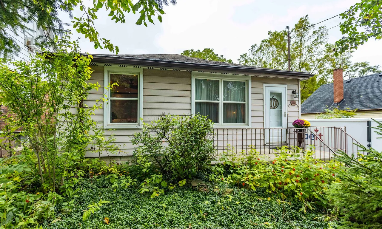 478 Mohawk Rd, Hamilton, ON L9C 1X4