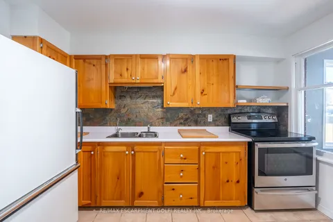121 Barons Ave, Hamilton, ON L8H 5A6
