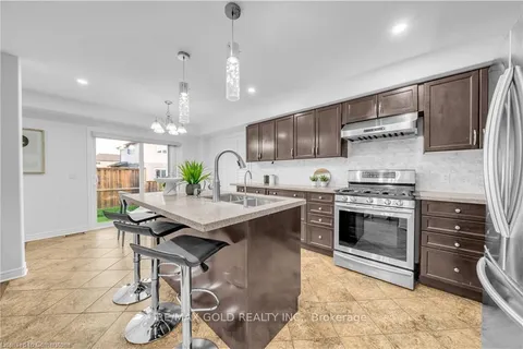 8412 Eva Blvd, Niagara Falls, ON L2H 0M9