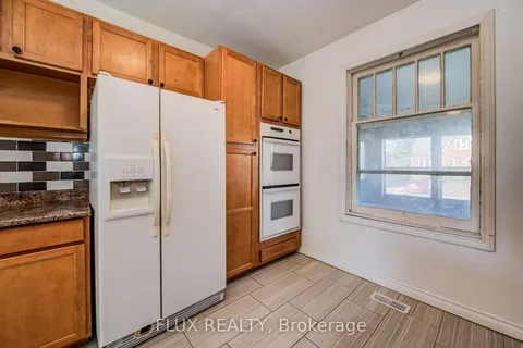 285 Courtland Ave, Kitchener, ON N2G 2V8