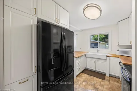 1610 JOHN COUNTER Blvd, Kingston, ON K7M 3L6