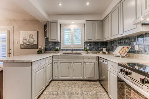 351 Thorncrest Dr, Waterloo, ON N2L 5R6