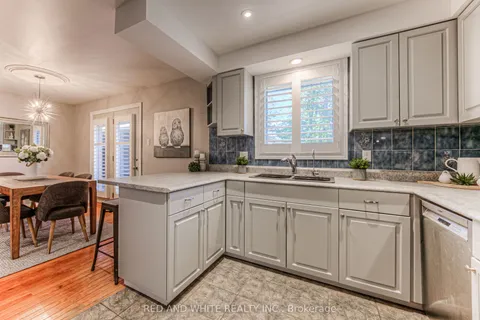 351 Thorncrest Dr, Waterloo, ON N2L 5R6