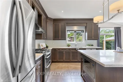 689 Brian St, Fort Erie, ON L2A 6W2