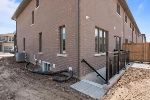 27 Westcott Rd Rd, Welland, ON L3B 5N8