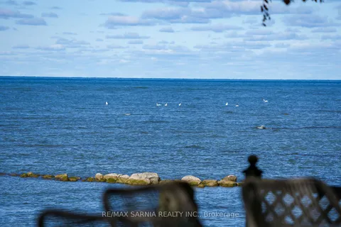 5322 Broadview Ave, Lambton Shores, ON N0N 1J7