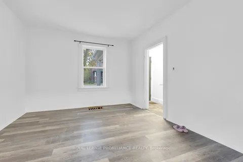 91 Bridge St, Belleville, ON K8P 1J4