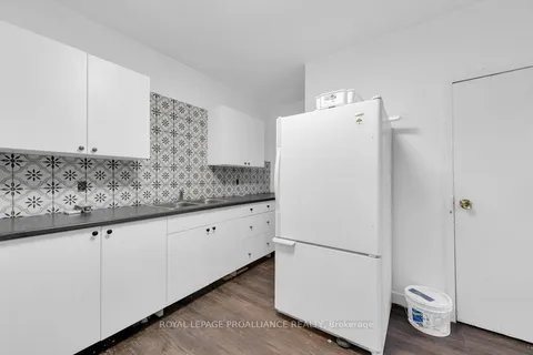 91 Bridge St, Belleville, ON K8P 1J4