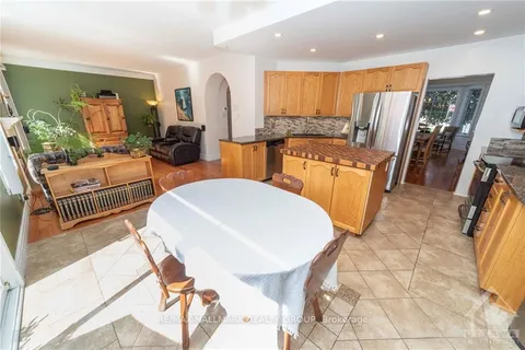 2220 DES GRANDS CHAMPS Way, Orleans - Convent Glen and Area, ON K1W 1K2