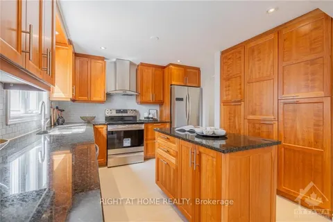 1816 THORNECREST St, Orleans - Convent Glen and Area, ON K1C 6K8