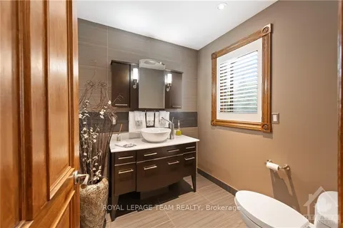 16 JEREMIAH Pl, South of Baseline to Knoxdale, ON K2H 8L8