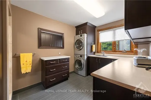 16 JEREMIAH Pl, South of Baseline to Knoxdale, ON K2H 8L8