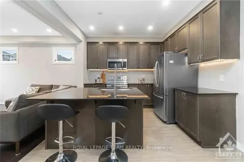 288 PONDEROSA St, Kanata, ON K2V 0N4