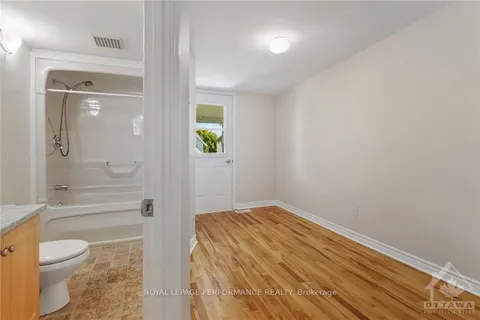 31 BELL St, West Centre Town, ON K1R 7C5