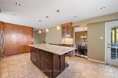 58 TOWNSEND Dr, Barrhaven, ON K2J 2V4