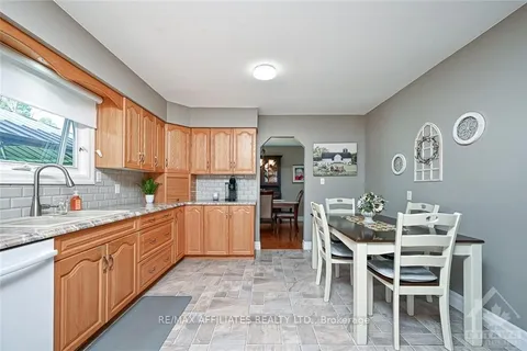 18 SALMON SIDE Rd, Rideau Lakes, ON K7A 4S5