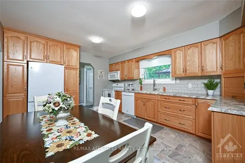 18 SALMON SIDE Rd, Rideau Lakes, ON K7A 4S5