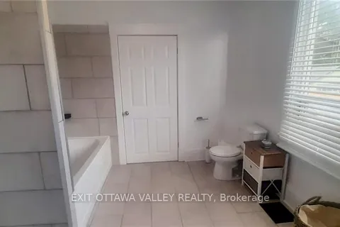 110 DICKSON St, Pembroke, ON K8A 2W9