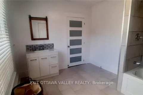 110 DICKSON St, Pembroke, ON K8A 2W9