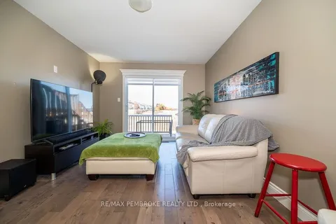 16 WILLIAM THOMAS Dr, Petawawa, ON K8H 0C3