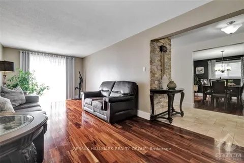 11 ALDER Cres, Blackburn Hamlet, ON K1B 4X4