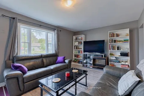 1332 VICTORIA St, Petawawa, ON K8H 2G1