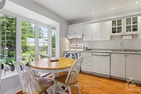 1911 ILLINOIS Ave, Alta Vista and Area, ON K1H 6W5